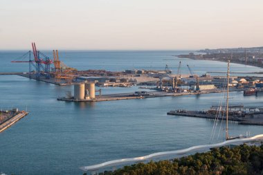 İspanya 'nın bir şehri ve belediyesi olan Malaga' da deniz manzarası ve liman