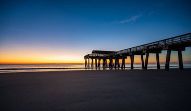 Gün batımında Georgia 'daki Tybee Adası İskelesi manzarası