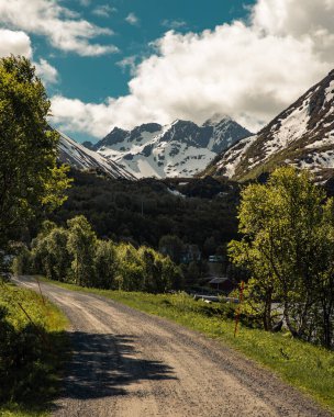 Norveç, Lofoten 'deki güzel manzaralı karlı dağlar.