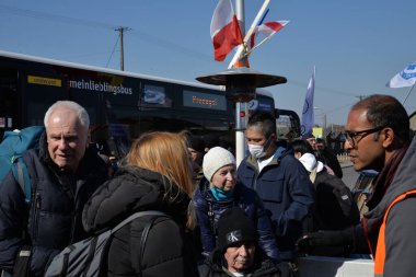 Polonya 'nın Medyka kentindeki Ukrayna Mülteci Karşılama Merkezi' nde gönüllü ve mülteciler.