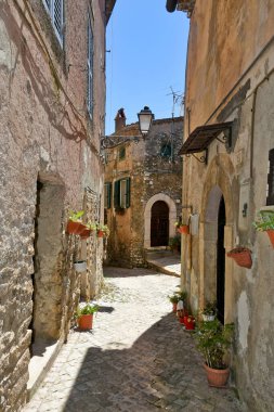 Bracciano, Lazio, İtalya 'daki eski ortaçağ binaları arasında dar bir sokak.