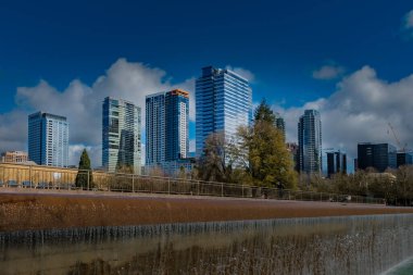 Bellevue şehir merkezinin uzak bir görüntüsü, Washington, ABD