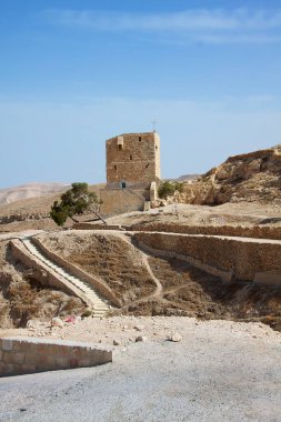 Mavi bulutsuz gökyüzü arka planına sahip güzel bir taş bina manzarası