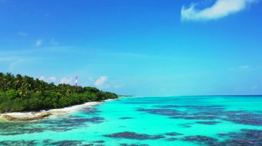 Güneşli bir yaz gününde sakin bir denizi olan güzel bir ada manzarası