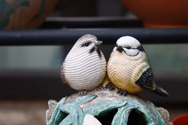 Uma Adorável Decoração Jardim Dois Pássaros — Fotografia de Stock
