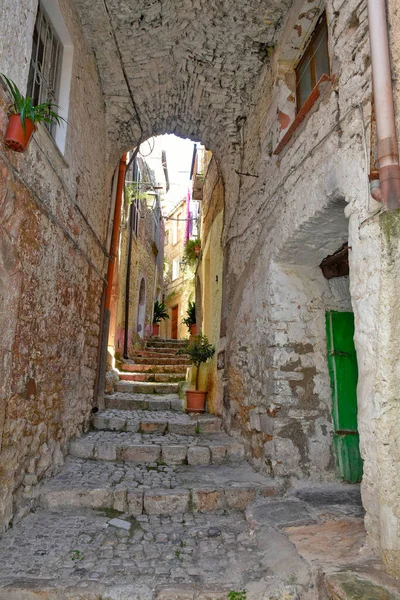 Tiro Vertical Caminho Corredor Estreito Com Uma Escadaria Antiga Itália — Fotografia de Stock