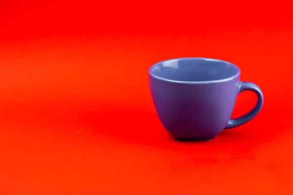 Боковой Снимок Керамической Синей Чашки Красном Фоне — стоковое фото