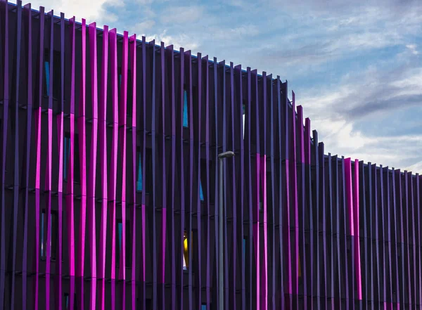 Primer Plano Arquitectura Moderna Hampton Hilton Hotel Con Paredes Púrpuras — Foto de Stock