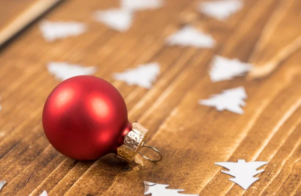 Close Bola Natal Vermelho Fundo Madeira Com Árvores Confetes — Fotografia de Stock