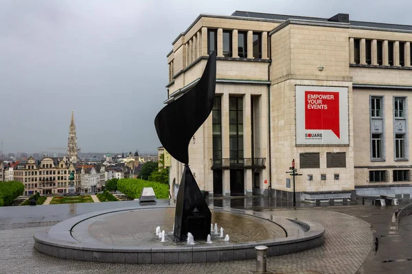 Der Brunnen Der Touristenattraktion Oreille Tourbillonnante Umgeben Von Den Gebäuden — Stockfoto