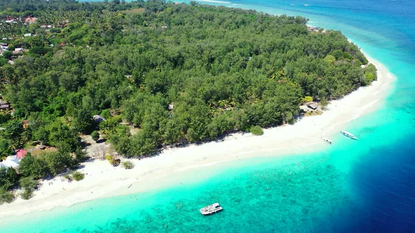 Eine Luftaufnahme Von Türkisfarbenem Wasser Mit Booten Einem Strand Mit — Stockfoto