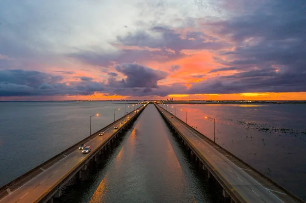 Воздушный Снимок Облачного Красочного Заката Отражающегося Спокойной Воде Mobile Bay — стоковое фото
