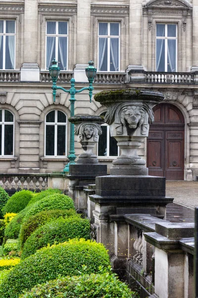 ベルギー ブリュッセルのダウンタウンにあるパレス ロワイアルの彫像の風光明媚なショット — ストック写真