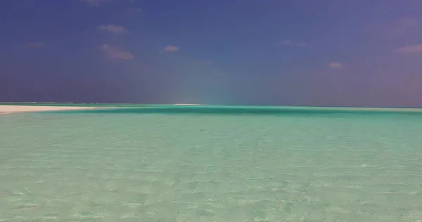 青い空の下 島の穏やかな水と美しい海 — ストック写真