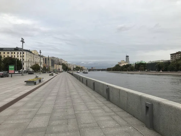 Fiume Una Città Una Giornata Nuvolosa — Foto Stock