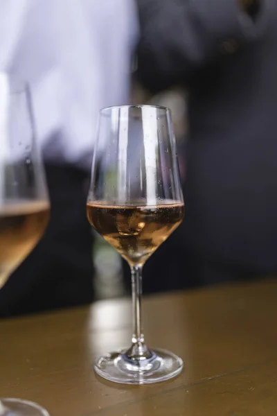 Una Toma Selectiva Vaso Vino Rosa Sobre Mesa —  Fotos de Stock