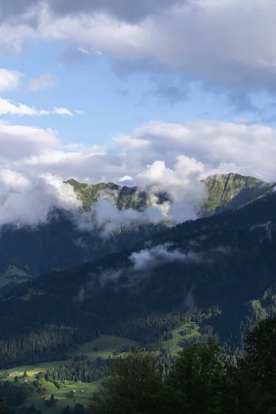 Ett Vertikalt Foto Bergen Falera Kommun Surselva Regionen Schweiz — Stockfoto
