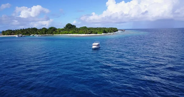 Una Hermosa Vista Barco Mar Tranquilo Con Una Isla Día — Foto de Stock