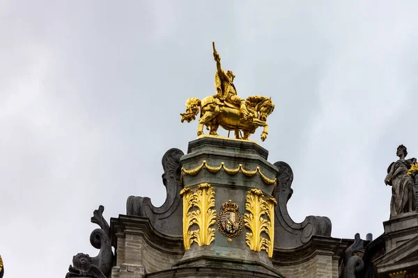 布鲁塞尔大广场行会历史建筑屋顶上的一座金色雕塑的特写 — 图库照片
