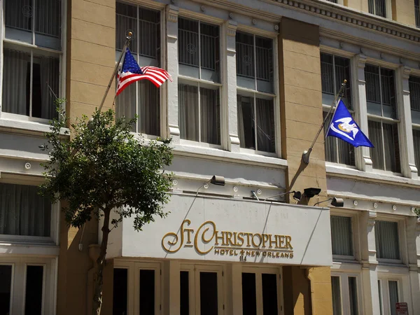 Das Christopher Hotel New Orleans Mit Fahnen — Stockfoto