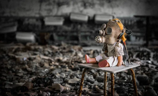 Una Muñeca Espeluznante Con Una Máscara Gas Respiratorio Edificio Abandonado —  Fotos de Stock