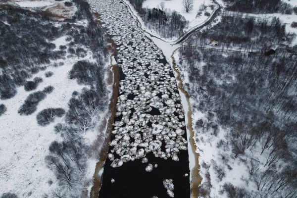 Widok Lotu Ptaka Rzekę Lodem Drzewami Brzegu Krajobraz Zimowy — Zdjęcie stockowe