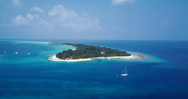 白い砂浜と青い透明水の小さな熱帯の島の空中ビュー — ストック写真