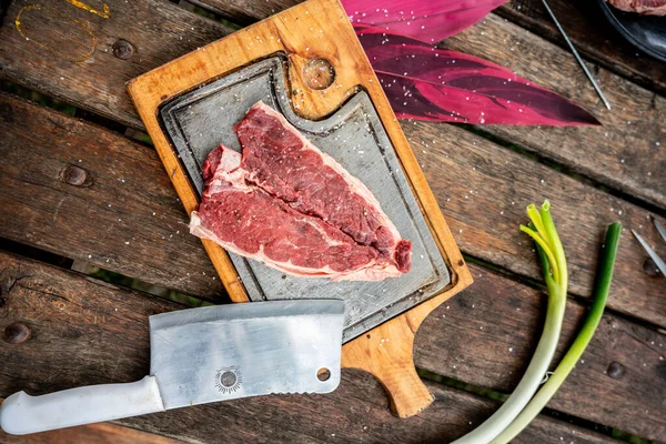まな板にナイフで生のステーキ肉のスライス — ストック写真
