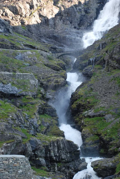 Eine Vertikale Aufnahme Tobender Wasserfälle Sonnenlicht — Stockfoto