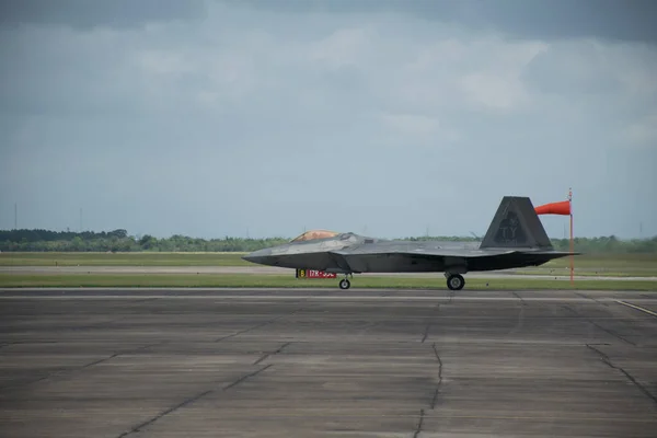 Letoun F22 Raptor Dráze Pod Šedou Oblačnou Oblohou Houstonu — Stock fotografie