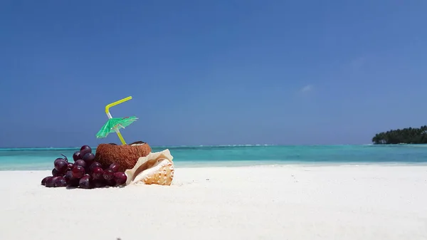 Güneşli Bir Yaz Gününde Sahilde Üzümlü Kabuklu Hindistan Cevizi Kokteylinin — Stok fotoğraf