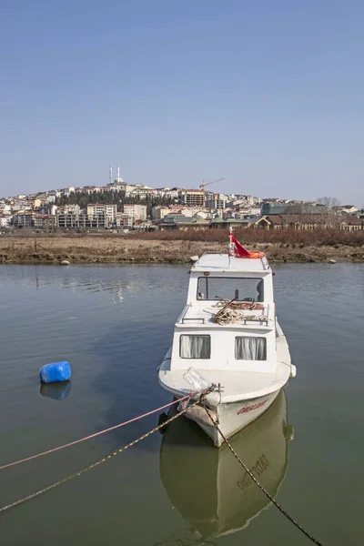 Stanbul Türkiye Haliç Kıyısında Mavi Ufuklu Bir Teknenin Güzel Bir — Stok fotoğraf