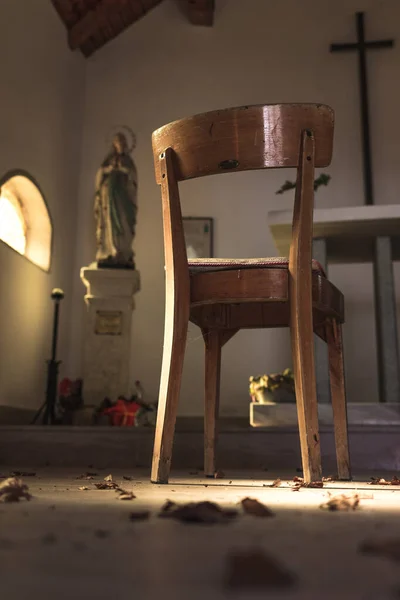 Pionowe Zbliżenie Drewnianego Krzesła Figury Matki Boskiej Wewnątrz Kościoła — Zdjęcie stockowe