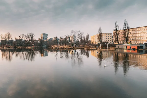 Река Одра Отражающая Здания Города Бреслау Лиственные Деревья Воде — стоковое фото