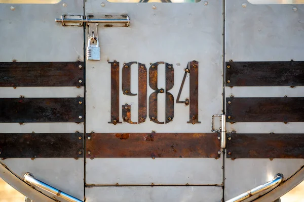 鍵付きの鋼製ドアの美しいショットと1984番号がそれに書かれています — ストック写真