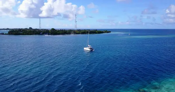 亚洲以岛屿为背景的蓝色海洋中白色帆船的航拍图 — 图库照片
