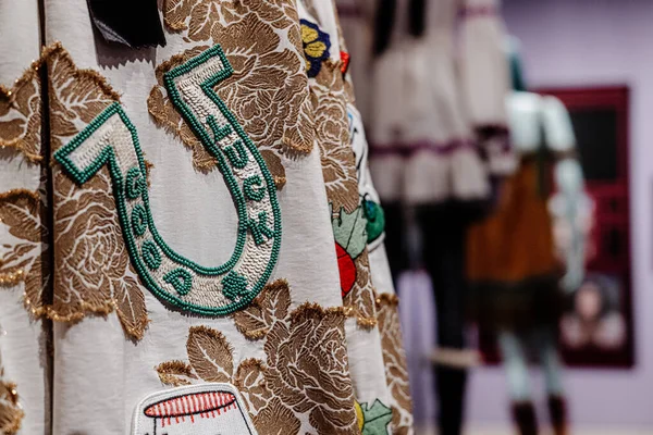 Foco Seletivo Uma Camisa Decorada Tradicional Com Fundo Embaçado — Fotografia de Stock