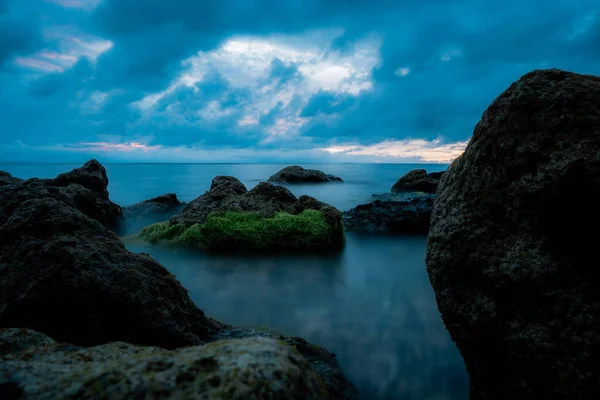 Une Belle Vue Sur Mer Avec Énormes Rochers Coucher Soleil — Photo