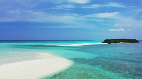 Ένα Μικρό Καταπράσινο Νησί Στη Μέση Του Διάφανου Μπλε Θαλασσινού — Φωτογραφία Αρχείου
