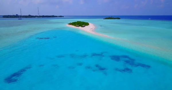 晴れた日に透明度の高い青い海の真ん中にある小さな緑の島 — ストック写真
