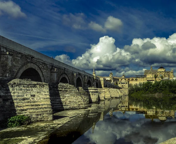 Most Rzymski Katedra Meczetowa Nad Rzeką Kordobą Hiszpania — Zdjęcie stockowe