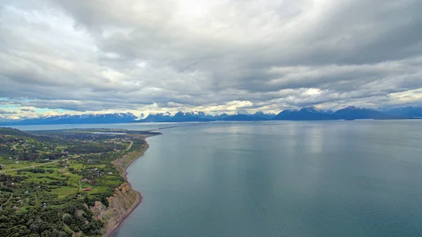 Αεροφωτογραφία Της Παραθαλάσσιας Πόλης Όμηρος Και Θάλασσα Αλάσκα Ηνωμένες Πολιτείες — Φωτογραφία Αρχείου