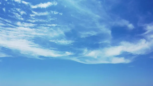 Der Strahlende Himmel Mit Ein Paar Wolken Über Den Malediven — Stockfoto