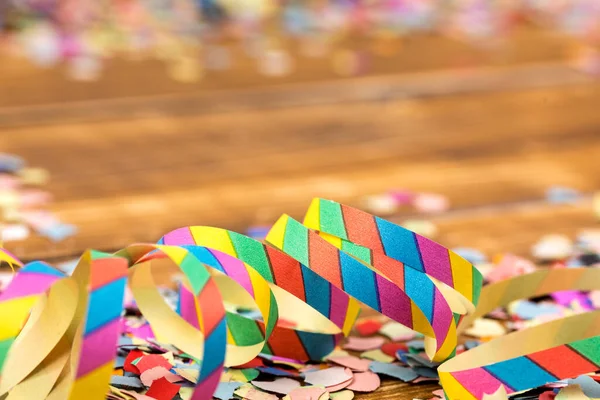 Close Confetes Multicoloridos Streamers Fundo Madeira Desfocado — Fotografia de Stock