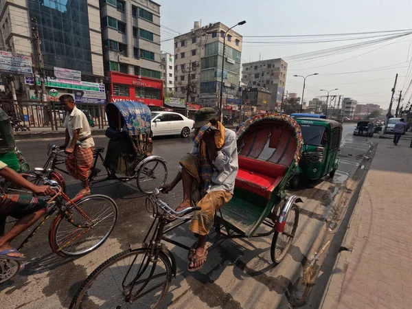 방글라데시 사람들의 인력거를 운반하는 사람들의 아름다운 — 스톡 사진