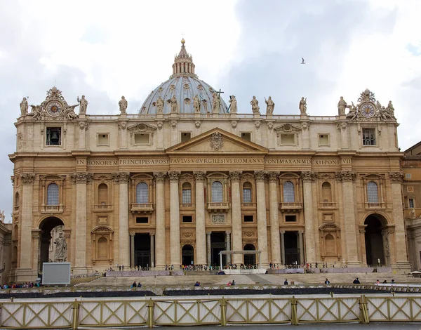 Kaunis Näkymä Saint Peter Basilica Aikana Pilvinen Päivä Vatikaanissa — kuvapankkivalokuva