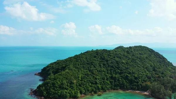 Tiro Aéreo Uma Ilha Com Natureza Verde Meio Paisagem Marinha — Fotografia de Stock