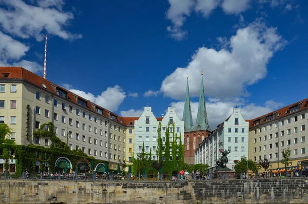 Berlin, Almanya 'da mavi gökyüzüne karşı eski evlerin güzel bir görüntüsü..