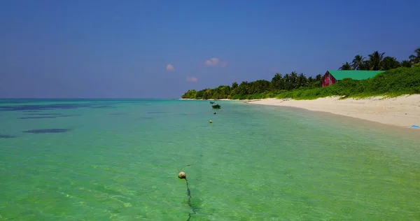 Piękny Widok Wyspę Spokojnym Morzem Letni Słoneczny Dzień — Zdjęcie stockowe