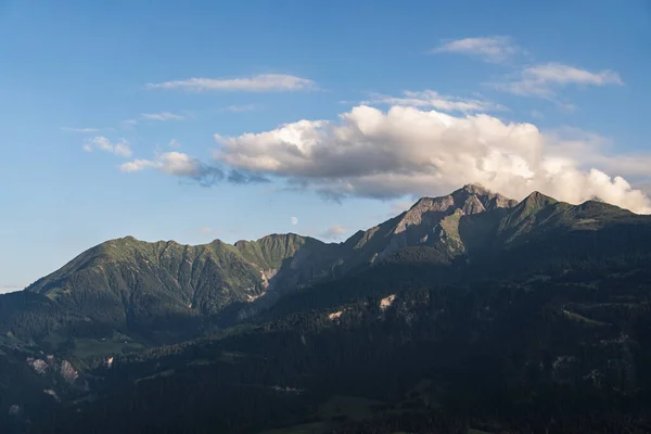 Vacker Utsikt Över Bergen Den Klarblå Himlen — Stockfoto